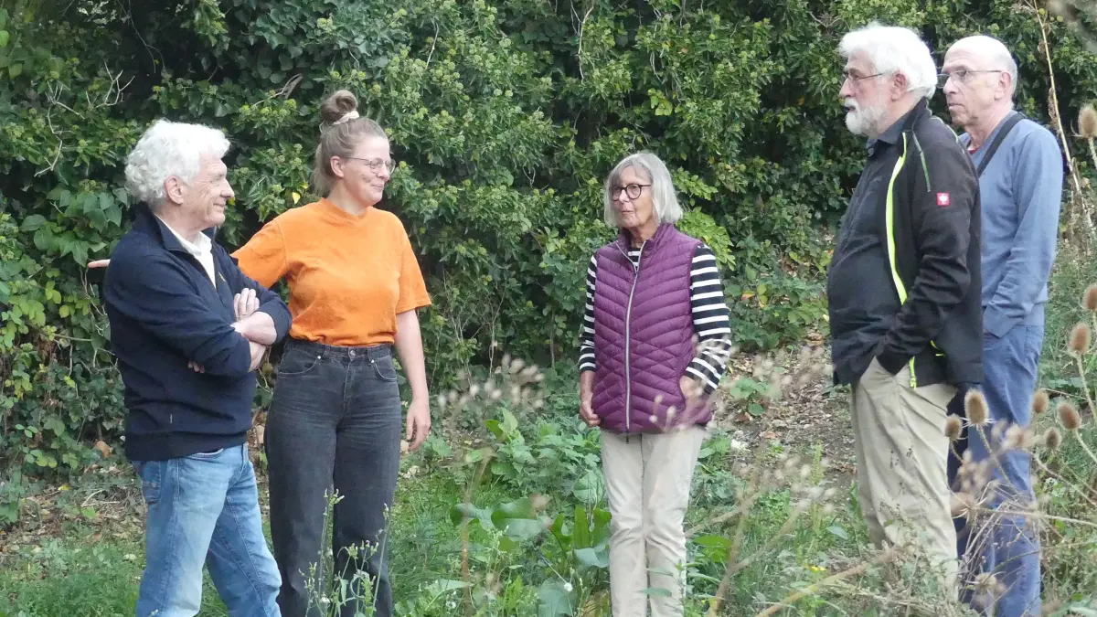 FFR-Stadträtin Felicitas Bott führt Interessierte in die Entstehung der Lokalen Agenda und des Gartengrundstücks im Rosswasen ein.