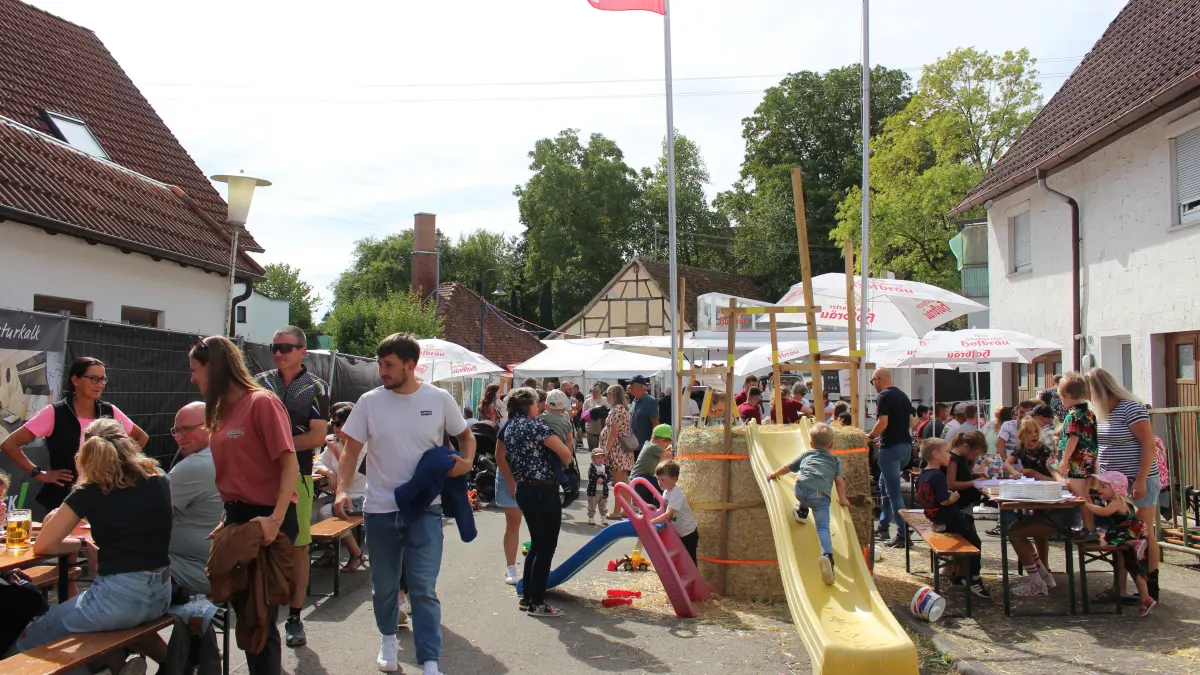 Groß und Klein treffen sich mit Freunden und Bekannten in der Sigelstraße