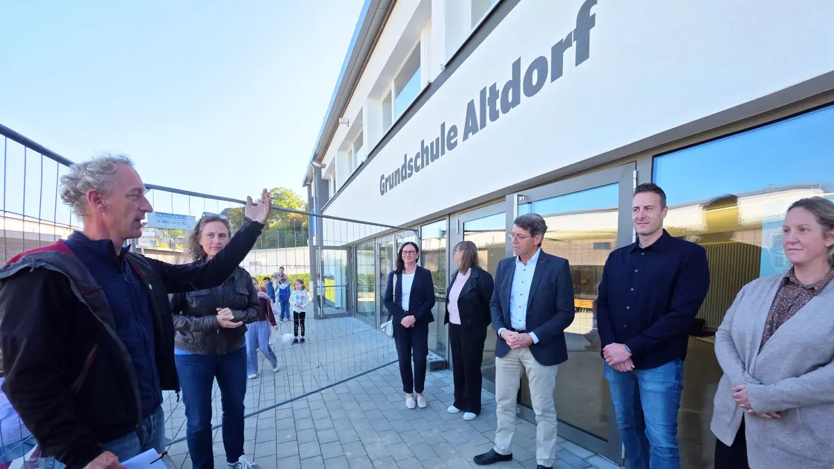 Vertreter der Stadtverwaltung, des beauftragten Planungsbüros und der Einrichtung schauten sich in der Grundschule Altdorf um. Diese wird derzeit umgebaut, um dort die Ganztagsbetreuung zu ermöglichen.