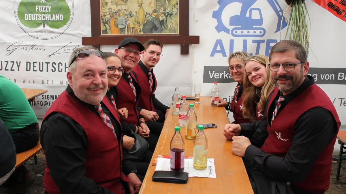 Der MV Harmonie Tennenbronn überbrückte schunkelnd die Zeit bis zum Auftritt.