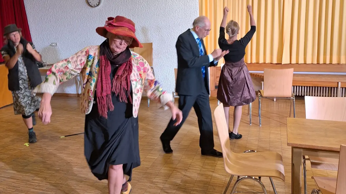 Bei den Proben für das Krimi-Dinner-Theaterstück "Hinterhalt im Hinterwald"