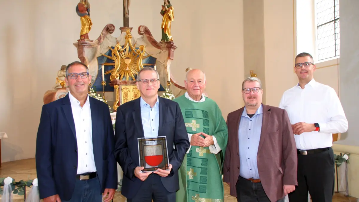 Außer dem Bürgermeister gab es noch andere Gratulanten. Von links: Der Trillfinger Ortsvorsteher Horst Henle. Daneben Martin Beuter und Pfarrer Mayer sowie Ralf Schneider der stellvertretende Pfarrbeiratsvorsitzende der Groß-Pfarrei Zollern.