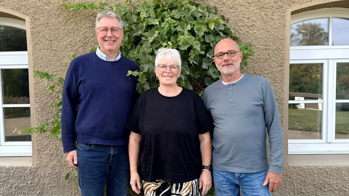 Michael Feldmann (links) und Horst Grünig (rechts) mit Trauerbegleiterin Uli Wolf, die sich über Unterstützung in der Begleitung Trauernder sehr freut.