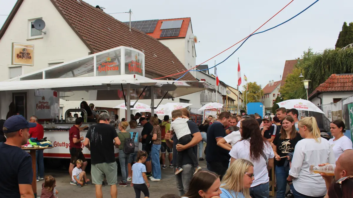Viele Gäste genossen das schöne Wetter am Sonntag im Außenbereich.