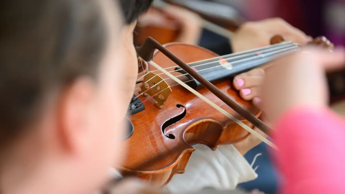ARCHIV - 15.05.2023, Sachsen, Dresden: Eine Teilnehmerin spielt im Rahmen des Projekts "Musaik" in Dresden-Prohlis Geige. (zu dpa: «Bundesweites Musikfestival der Schulen kommt 2027 nach Trier») Foto: Robert Michael/dpa +++ dpa-Bildfunk +++