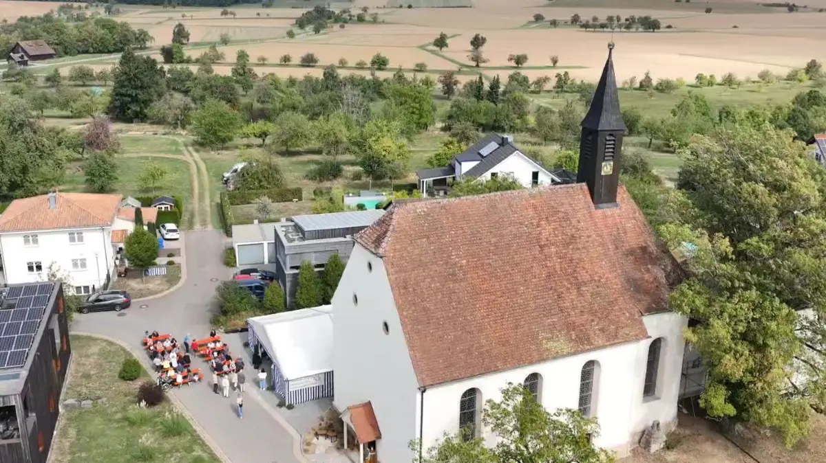 Das Fest und die Kapelle aus der Vogelperspektive