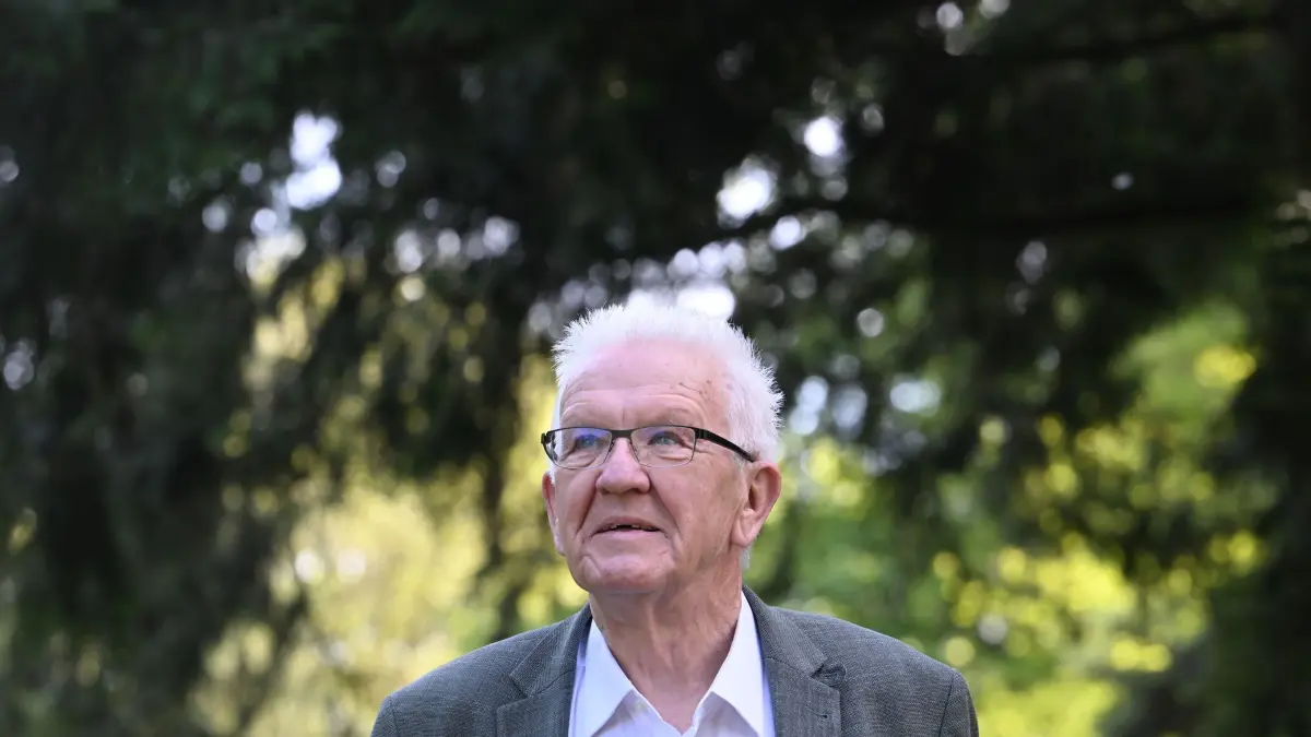 Winfried Kretschmann: Winfried Kretschmann (Bündnis 90/Die Grünen), Ministerpräsident von Baden-Württemberg, nimmt an einem Gespräch mit der Deutschen-Presse Agentur (dpa) auf dem Gelände der Universität Hohenheim teil. (zu dpa: «Kretschmann hat im Ruhestand mehr als fünf Kilo abgenommen»)