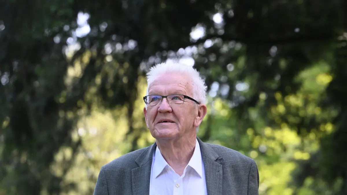 Winfried Kretschmann: Winfried Kretschmann (Bündnis 90/Die Grünen), Ministerpräsident von Baden-Württemberg, nimmt an einem Gespräch mit der Deutschen-Presse Agentur (dpa) auf dem Gelände der Universität Hohenheim teil. (zu dpa: «Kretschmann hat im Ruhestand mehr als fünf Kilo abgenommen»)