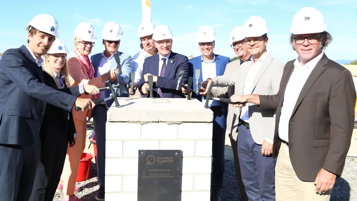 Bei der Grundsteinlegung dabei waren (von links): Architekt Maximilian Ludes, Pflegerische Vorständin Kathleen Messer, Ortenau-Klinikum-Vorstandsvorsitzende Claudia Bauer-Rabe, Landrat a.D. Frank Scherer, Rainer Stapf, Geschäftsbereichsleiter Bau und Technik beim Ortenau-Klinikum, Landrat Thorsten Erny, Landtagsabgeordneter Volker Schebesta, Medizinischer Vorstand Peter Kraemer, Oberbürgermeister Marco Steffens sowie Regierungspräsident Carsten Gabbert