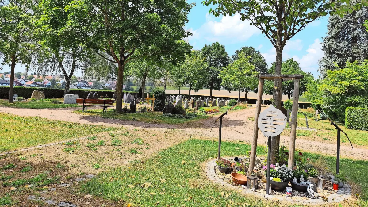 Nach der Kritik des Ortschaftsrates am Zustand des Schuraer Friedhofes, war der Bauhof bereits tätig. Bei der Pflege wird man auch künftig aus Kostengründen einen Mittelweg gehen.