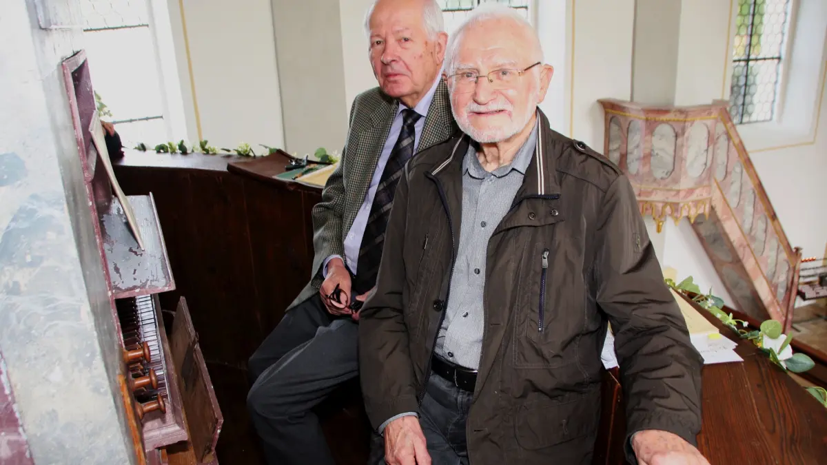 Nicht nur Naeschke, auch der frühere Trillfinger Organist Karl Müller (rechts) hatte ihre Freude daran, dass das kostbare Instrument nach der Wiedereröffnung der Kapelle wieder erklingen kann.