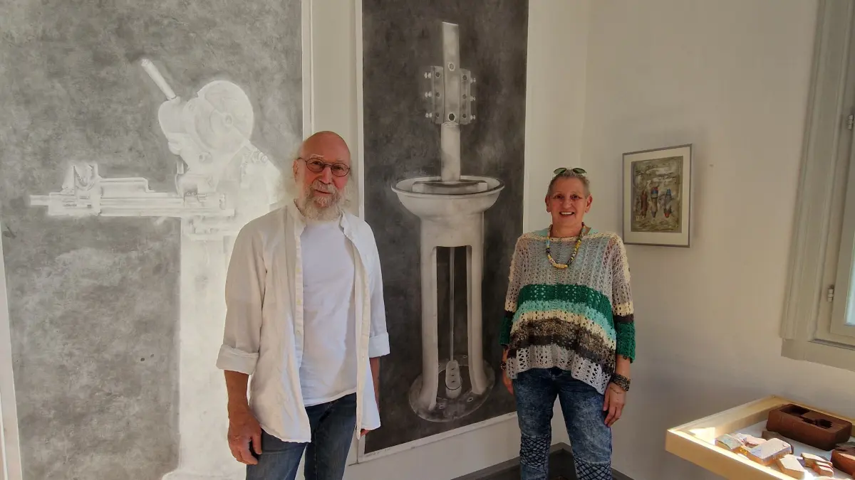 Freuen sich auf den Neustart im Horber Kloster: Der Künstler Axel E. Heil und die neue Vorsitzende des Kunstvereins Oberer Neckar, Cara Lila Bauer, vor zwei der großformatigen Werke, die sich mit dem Spannungsfeld von Mensch und Maschine auseinandersetzen.