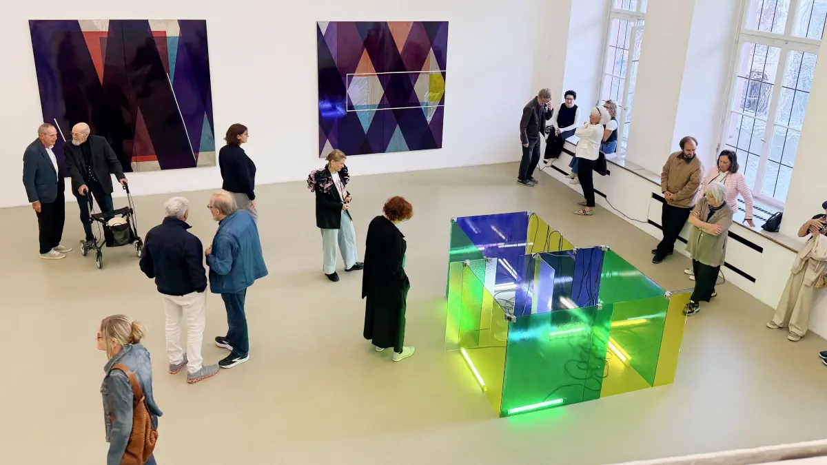 Vor allem die Bodenskulptur mit dem Titel „Dieser Raum in uns“ zog die Blicke der Besucher auf sich.
