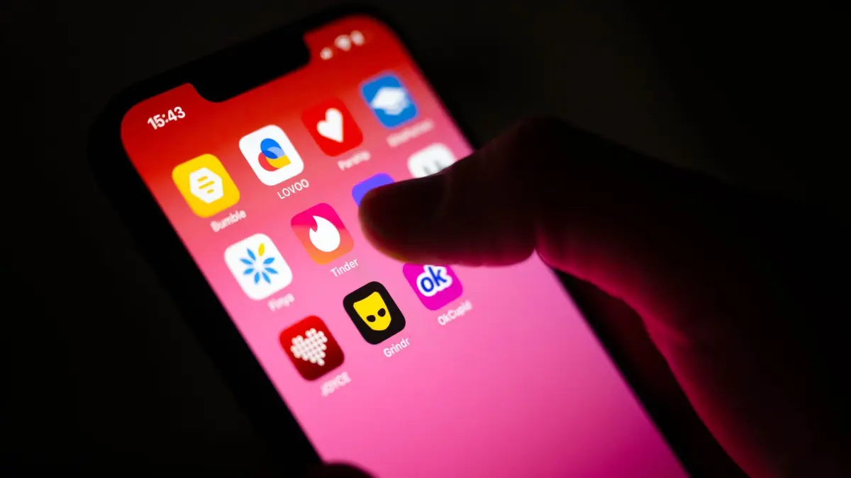 Dating-Apps auf einem Smartphone: ILLUSTRATION - 29.03.2023, Bremen: Vorsicht ist geboten: Auf den Dating-Portalen und -Apps können auch Betrüger unterwegs sein, sogenannte Love- oder Romance-Scammer. (zu dpa: «Angeblicher Arzt erschwindelt von Frau 150.000 Euro») Foto: Sina Schuldt/dpa/dpa-tmn +++ dpa-Bildfunk +++