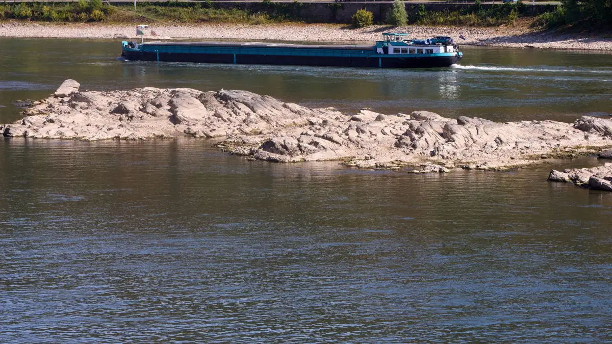 Niedrigwasser am Rhein: 23.09.2026, Rheinland-Pfalz, St.Goar: Ein Frachtschiff passiert einen Felsen bei St. Goar. Trotz der Regenfälle der letzten Tage ist der Pegelstand am Rhein erneut gefallen Foto: Thomas Frey/dpa +++ dpa-Bildfunk +++