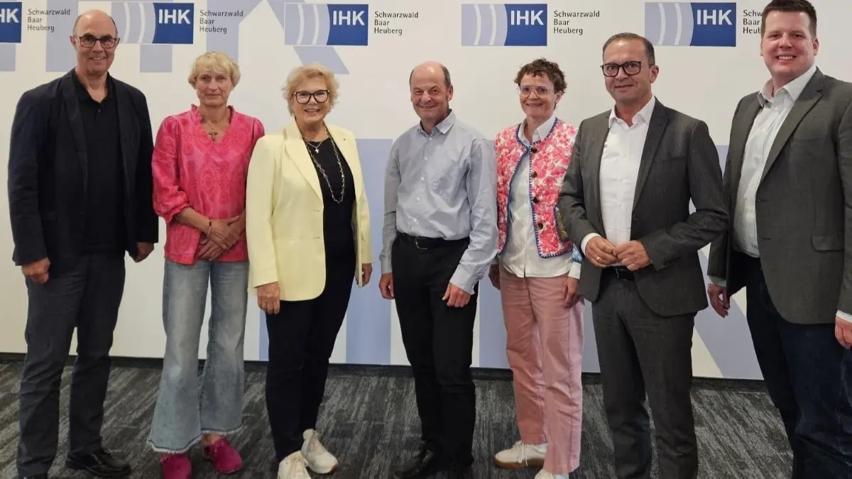 Von links: Axel Rombach, geschäftsführender Schulleiter der beruflichen Schulen im Landkreis Rottweil, Susanne Galla, geschäftsführende Schulleiterin der beruflichen Schulen im Landkreis Tuttlingen, IHK-Vizepräsidentin Bettina Schuler-Kargoll, Martin Zwosta, geschäftsführender Schulleiter der beruflichen Schulen im Schwarzwald-Baar-Kreis, Miriam Kammerer stellvertretende Geschäftsbereichsleiterin Bildung und Prüfung, Thomas Albiez, IHK-Hauptgeschäftsführer und Wolf-Dieter Bauer, Geschäftsbereichsleiter Bildung und Prüfung.