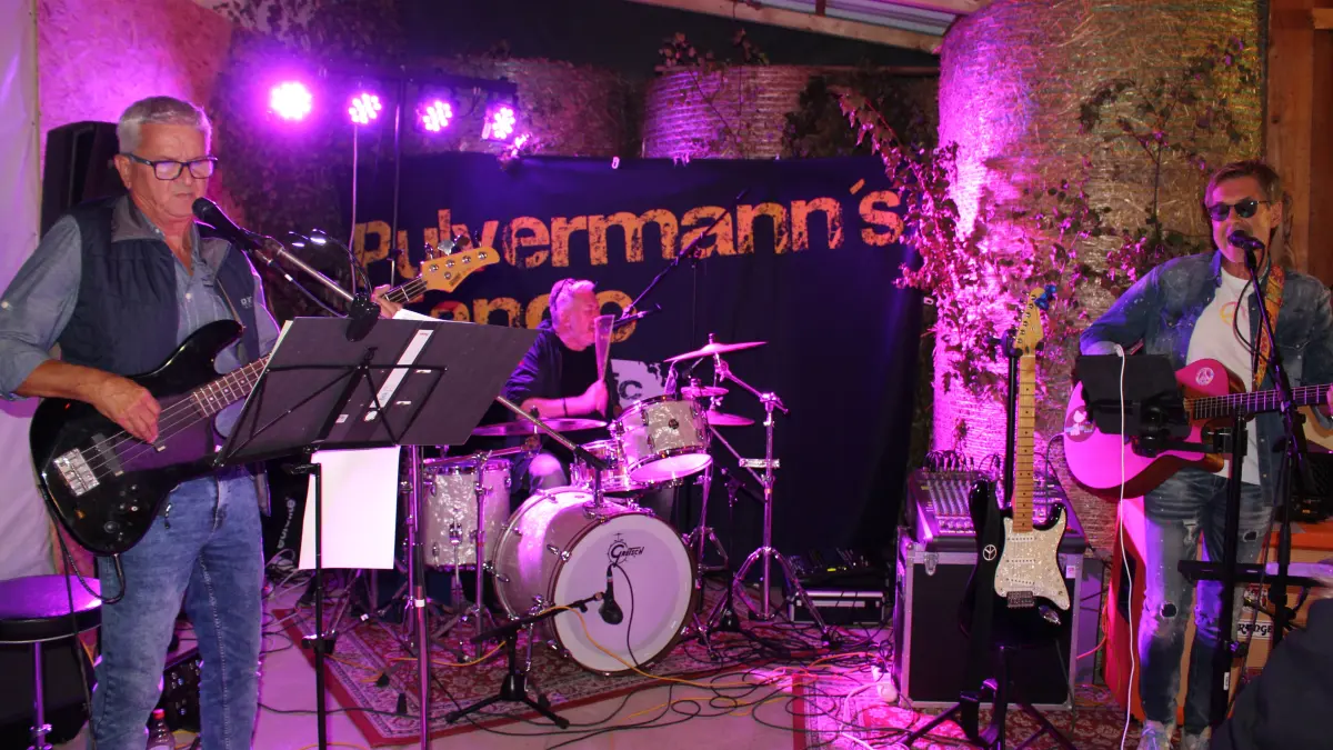 Berthold, Reiner und Hardy sind als „Pulvermann’s Revival“ beim Herbstbesen dabei.