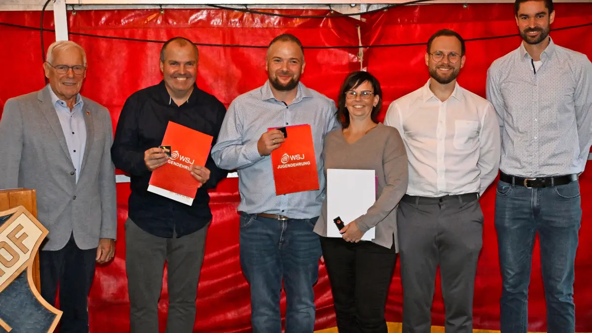 Sportkreisvorsitzender Karl-Heinz Wachter (von links) zeichnet im Auftrag des Württembergischen Landessportbunds (WLSB) Uli Ruoff, Kevin Schwenk und Nicole Blechschmidt für besonders lange Funktionärstätigkeit aus. Hierzu gratulieren FVL-Vorsitzender Christoph Tramnitz und dessen Stellvertreter Ralf Günter.