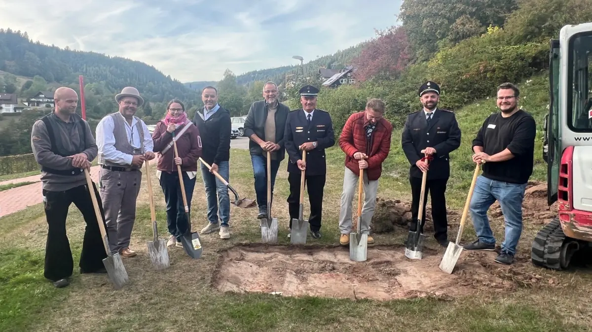 Beim Spatenstich freuten sich die Beteiligten, dass für die Feuerwehr Tonbach nun ein neues Kapitel beginnt.