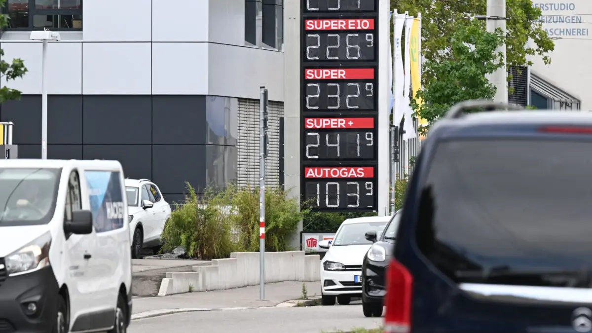 Spritpreise: Auf einem Preisschild an einer Tankstelle in Stuttgart werden die aktuellen Preise für Kraftstoffe angezeigt. (zu dpa: «Verstöße gegen 12-Uhr-Tankregel bisher ohne Folgen»)