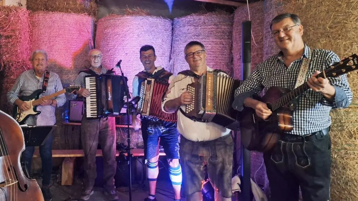 Spielen beim Herbstbesen; die Pfitzgermusikanten.