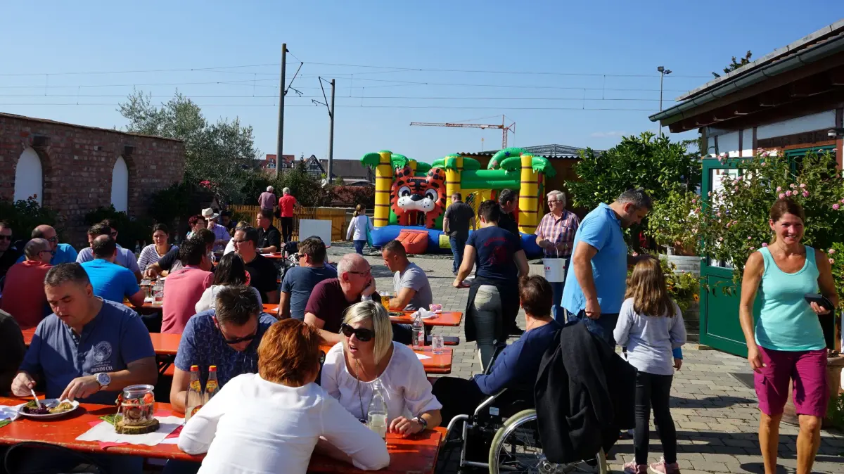 Für das leibliche Wohl der Besucherinnen und Besucher der Gewerbeschau in Ergenzingen ist mit Speisen und Getränken bestens gesorgt.