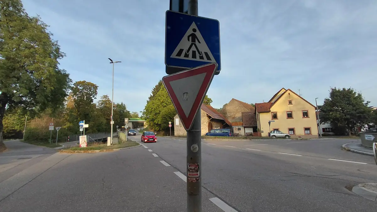 Besonders übersichtlich ist sie nicht, die Kreuzung Neusetze-Friedrich-Rottra-Straße und Isteiner Straße, zumal dort ein Radweg endet und viele Verkehrsarten aufeinander treffen