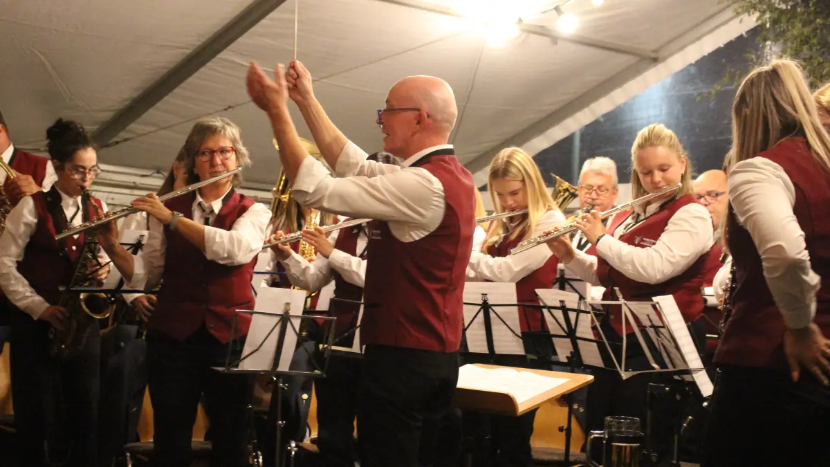 Dirigent Klaus Endreß und die Musiker verbreiteten zum Finale gute Laune.