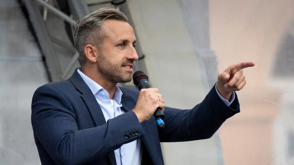 Ulrich Siegmund (AfD): ARCHIV - 19.09.2026, Mecklenburg-Vorpommern, Schwerin: Ulrich Siegmund, AfD-Wahlsieger aus Sachsen-Anhalt, spricht bei einer Wahlkampfveranstaltung auf dem Schweriner Marktplatz. Die Landtagswahl in Mecklenburg-Vorpommern findet am Sonntag (20.09.2026) statt. (zu dpa: «Machtpoker in Magdeburg - BSW als Zünglein an der Waage») Foto: Philip Dulian/dpa +++ dpa-Bildfunk +++