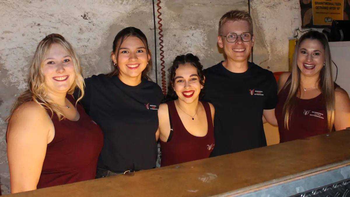 Die Ruhe vor dem Sturm: Das Bewirtungsteam in der Bar steht bereit.