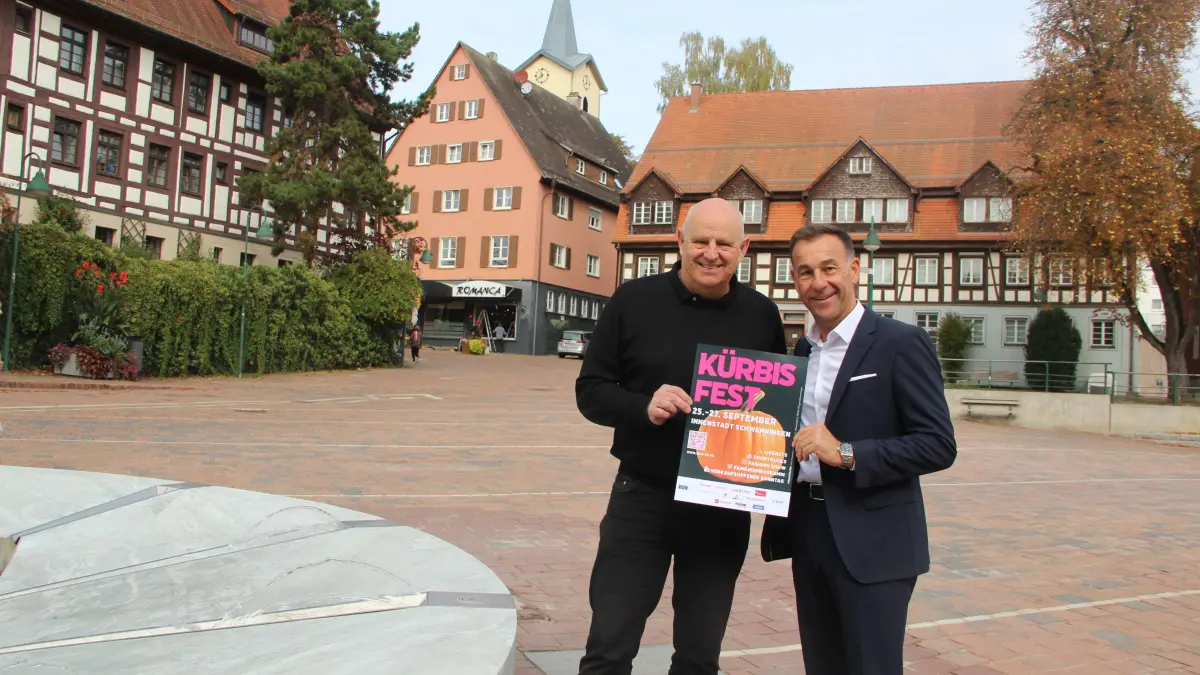 Freuen sich auf ein ereignisreiches Kürbisfest-Wochenende auf dem Schwenninger Muslenplatz: Gunter Welzer (links) vom GVO und Ro