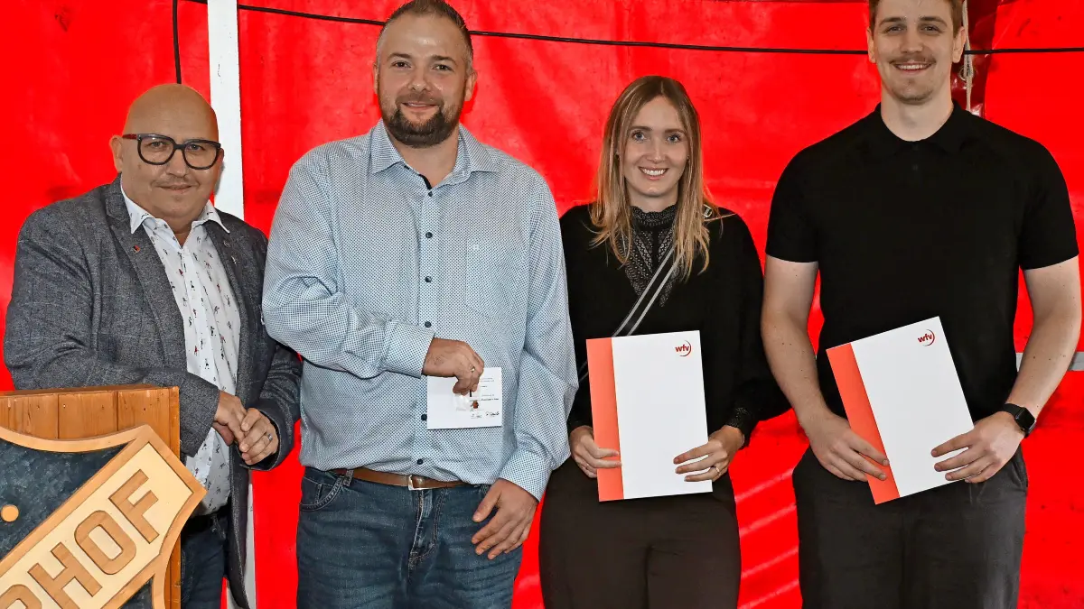 Bezirksvorsitzender Marcus Kiekbusch (von links) ehrt Kevin Schwenk, Anna Rapp und Maximilian Flaig für langjähriges Engagement im FV Locherhof.