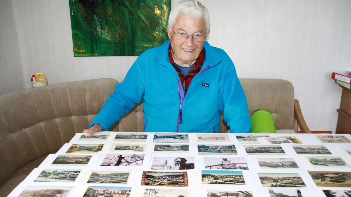 (ohne Überschrift): Vorsicht: Dieses Foto ist möglicherweise nur für den einstigen Verlag Schwäbisches Tagblatt verwendbar. Heimatkundler Heinz Schmid sitzt vor seiner Sammlung historischer Postkarten. Bild: Hannes Kuhnert