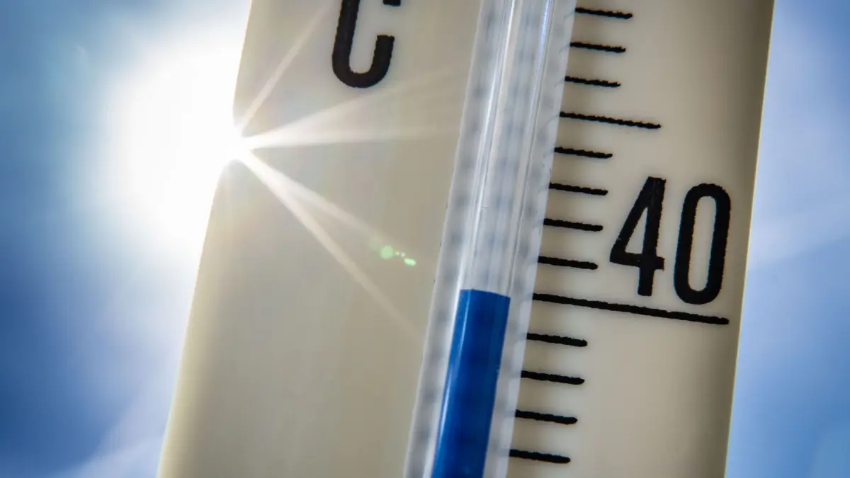Hitze: ARCHIV - 18.07.2022, Hessen, Frankfurt/Main: Ein Außenthermometer zeigt vor dem blauen Himmel und der Sonne eine Temperatur von nahezu 40 Grad Celsius an. (zu dpa: «Landesamt: Abgelaufener Sommer schreibt «Wettergeschichte»») Foto: Frank Rumpenhorst/dpa +++ dpa-Bildfunk +++