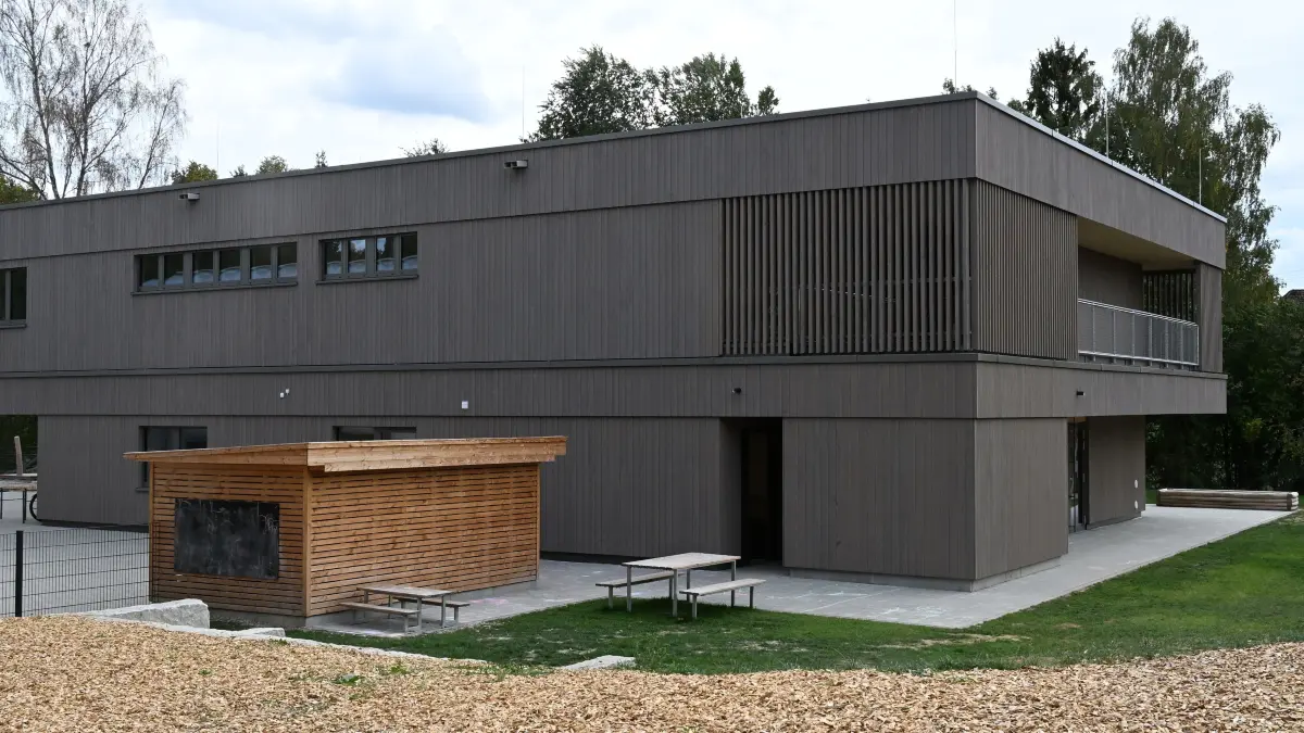 Beim nahezu fertiggestellten Kindergarten Um- und Neubau sind noch nicht alle Rechnungen eingegangen, wodurch die aktuelle Liquidität besser dasteht.