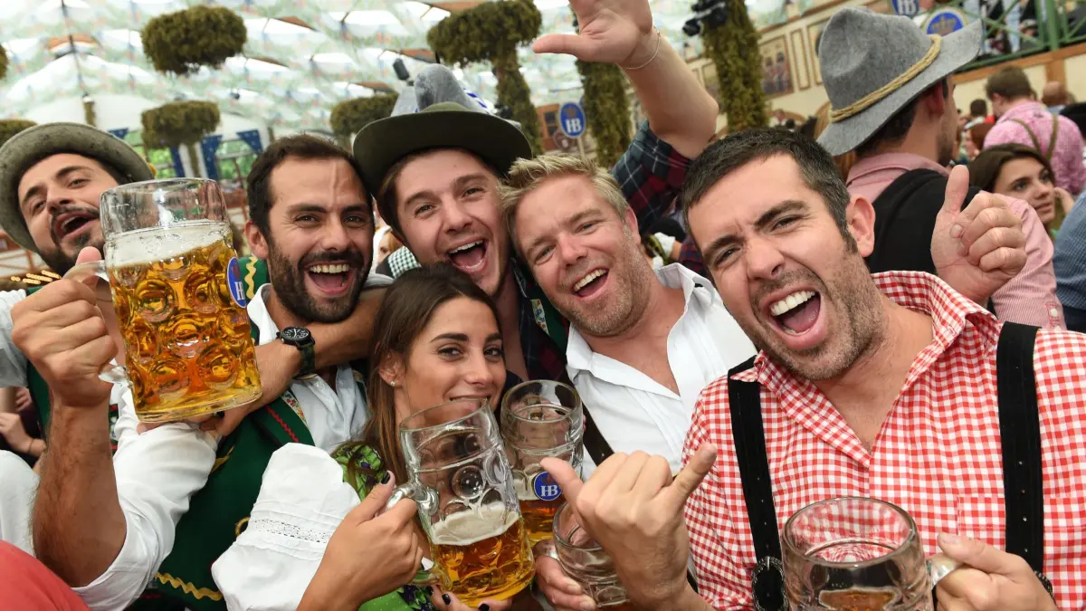 Oktoberfest - Besucher aus Italien: ARCHIV - 26.09.2014, Bayern, München: Italienische Wiesngäste feiern im Hofbräuzelt auf dem Oktoberfest in München (Bayern). (zu dpa: «Wie entstand eigentlich das Italiener-Wochenende?») Foto: Felix Hörhager/dpa +++ dpa-Bildfunk +++