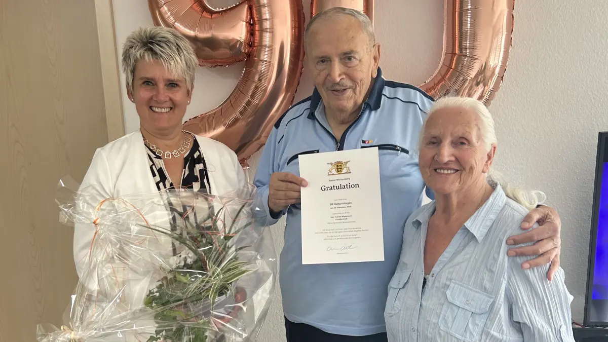 Zum 90 Geburtstag von Vukola Mladenovic, gratulierte Kerstin Harzer (links) für die Stadt herzlich, um auch die Gratulationsurkunde des Land Baden Württemberg zu überreichen. Ganz rechts Ehefrau Maria.