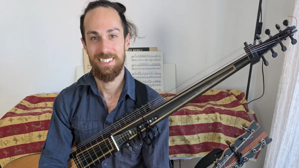 Diego Chacón mit seiner Barock-Gitarre und Laute