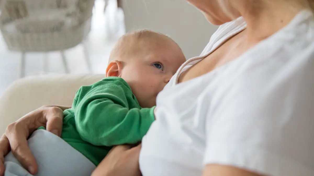 Eine Frau stillt ihr Baby: Bloß nicht verunsichern lassen! Rund ums Stillen gibt es viele Halb-Wahrheiten. (zu dpa: «Baby an die Brust: 10 Still-Mythen im Check»)