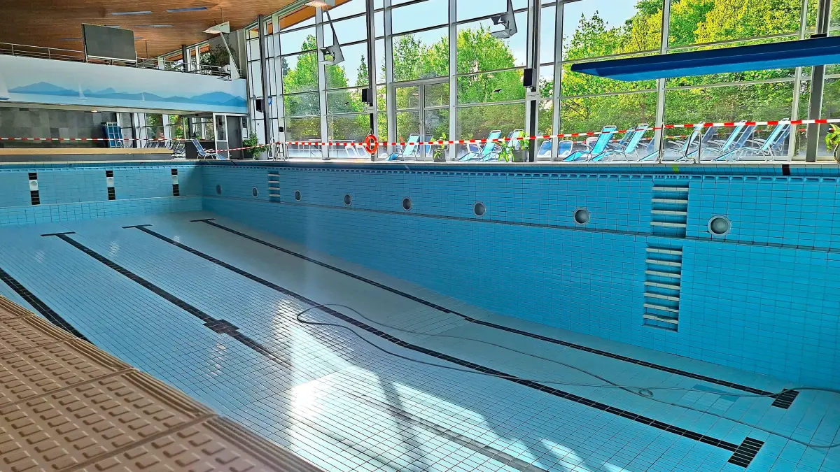 900.000 Liter Wasser – so viel passt in das Schwimmerbecken im Hallenbad in Villingen. In diesem Jahr wurde das Wasser zum Gießen der städtischen Grünanlagen verwendet. Nach der Reinigung und Instandsetzung wurde das Becken befüllt und nun können die Badegäste dort wieder ihre Bahnen ziehen.