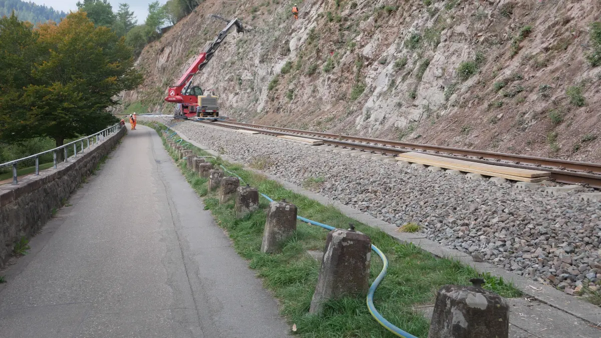 Bild zeigt im Vordergrund die Poller, die durch die Deutsche Bahn zurückgebaut werden müssen.