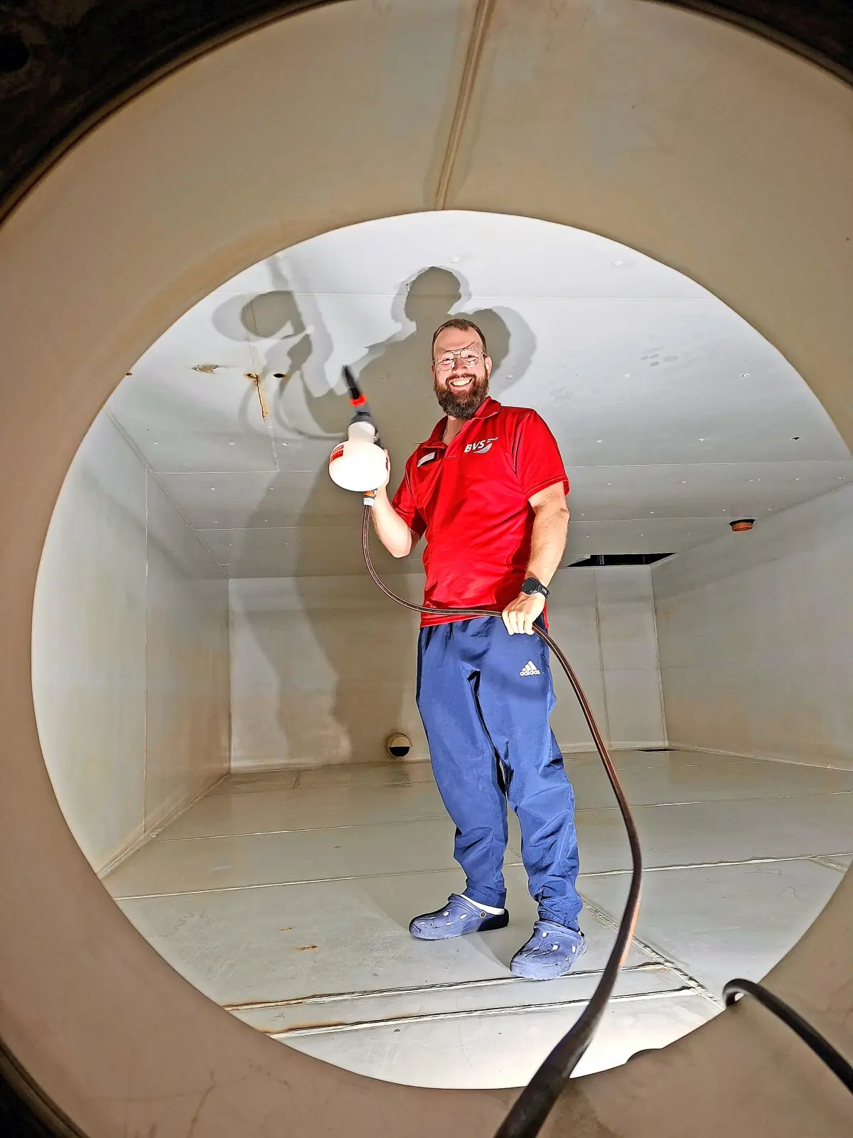 Neckarbad-Leiter Timo Königsberger reinigt während der Revisionspause den Frischwassertank.