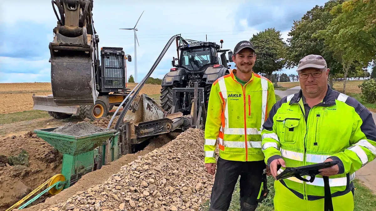 Baukoordinator Thomas Pfister (rechts) hält die Fäden beim Projekt in der Hand, während Simon Seeger den Boden auffräst und die Leitungen hineinlegt.