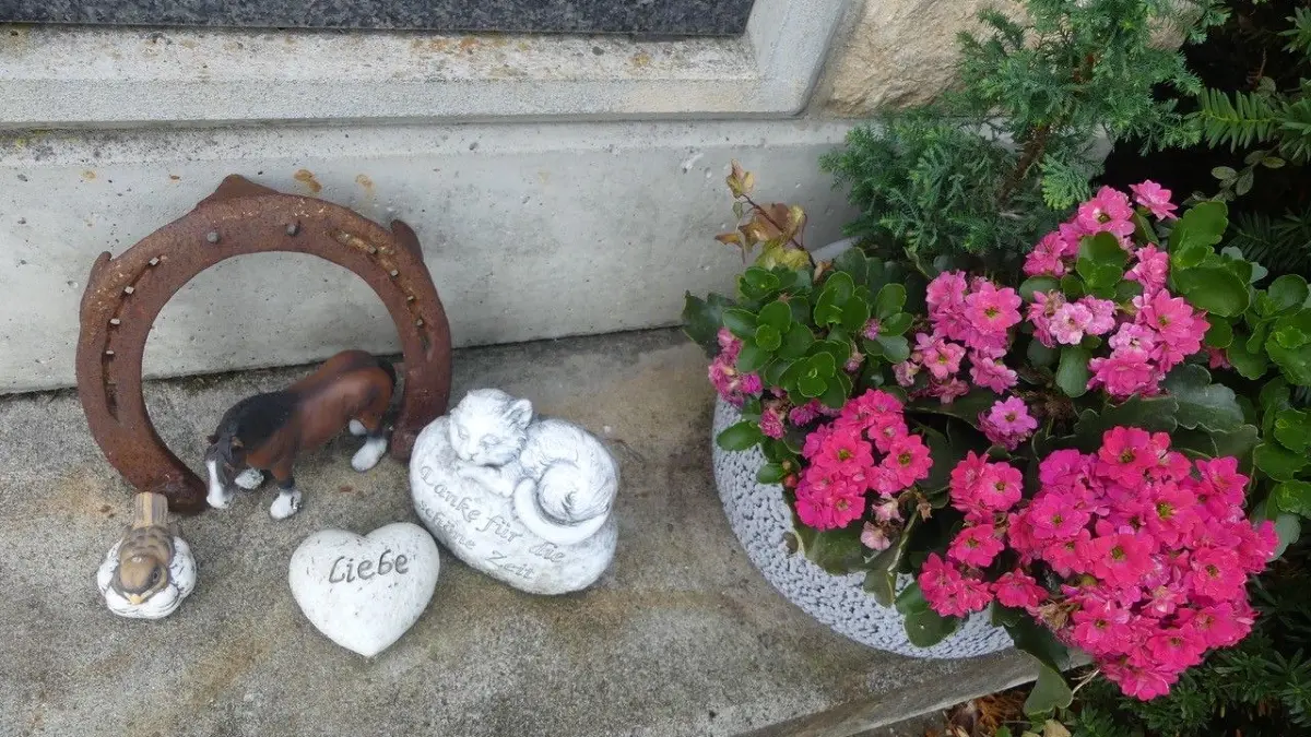 Der Grabschmuck an den Urnennischen in Geislingen nimmt bisweilen überhand.