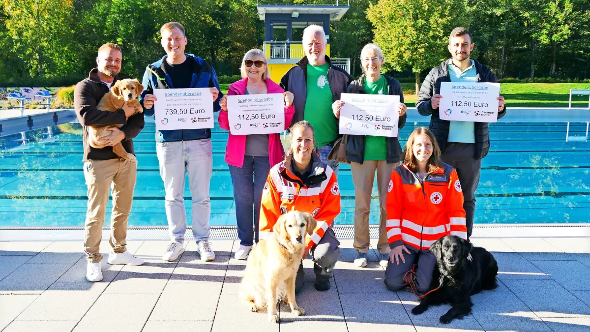 Bei der Scheckübergabe im Kneippbad strahlten Zwei- und Vierbeiner um die Wette (von links): Daniel Keller, Geschäftsführer Fressnapf-Keller und Welpe Polly, Christian Helbig, Leiter Verwaltung Bäder VS, Gisela Mounien (Herzenshunde Griechenland), Jürgen und Karin Hohn (Igelstation Durchhausen), Christian Wehner (Save my life Foundation), vorne im Bild: Stephanie Schnekenburger mit Nala und Laura Weber mit Luna (DRK-Hundestaffel).