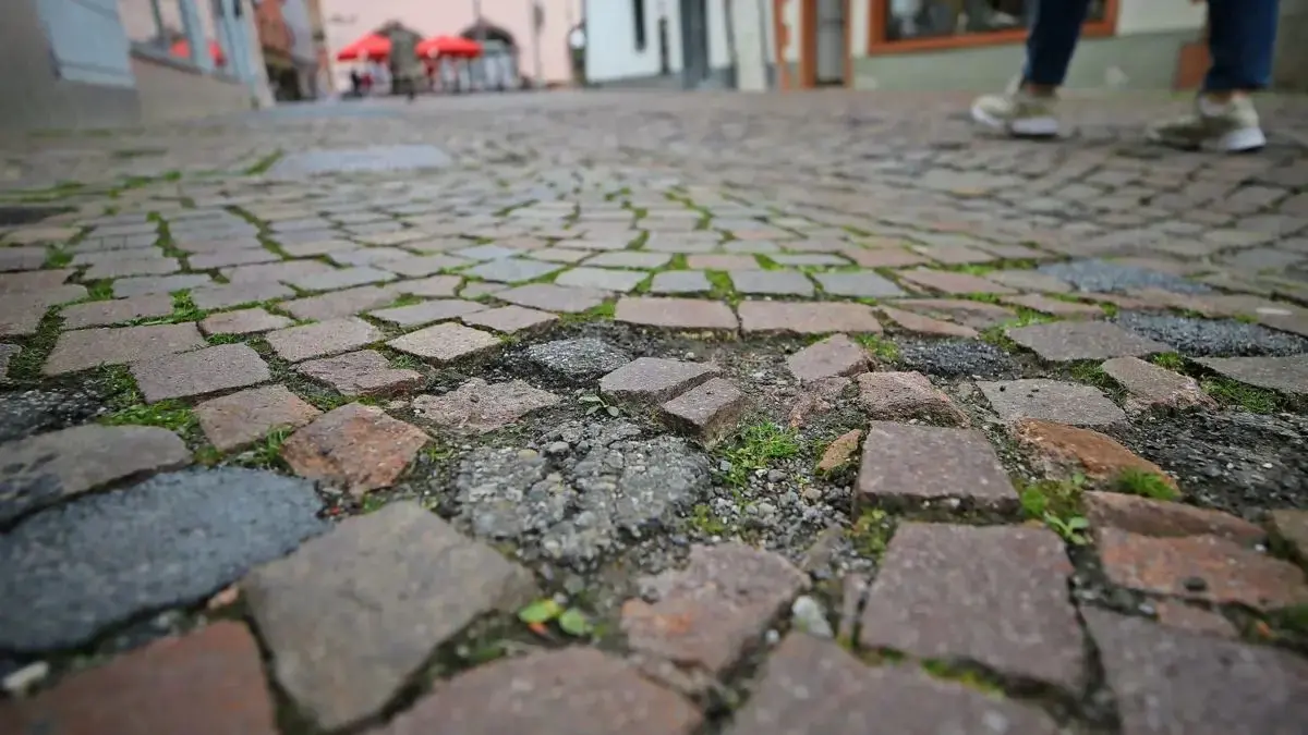 Schadhaftes Pflaster wird nun auch in der Villinger Rathausgasse ausgetauscht. Die neuen Pflastersteine sollen auch wieder rötlich-bräunlich sein, das gibt der Denkmalschutz vor. (Archivfoto)