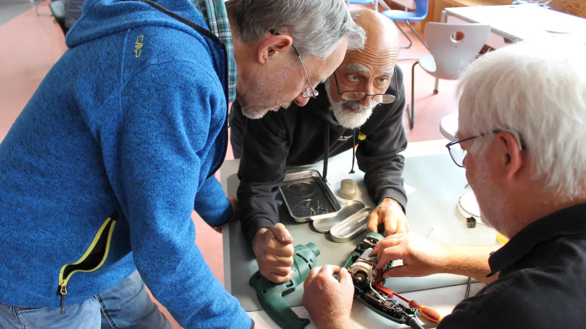 Probleme werden im Reparaturcafé mit vereinten Kräften gelöst.