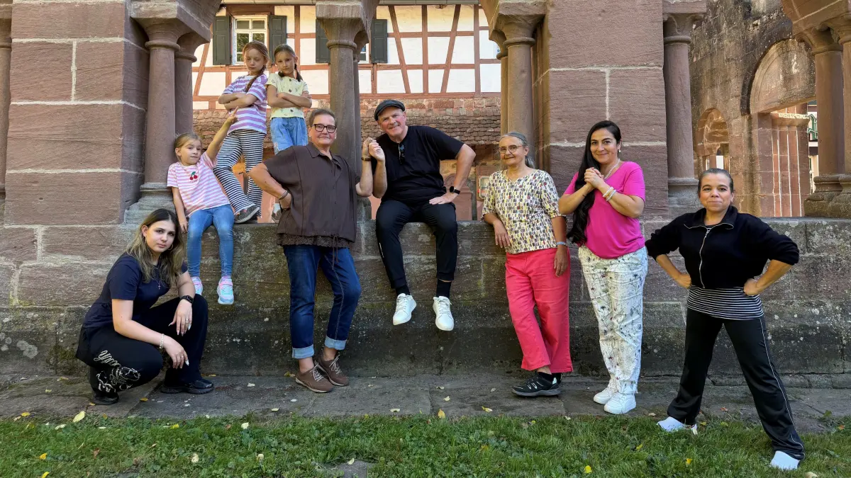 Die erste Probe ist geschafft und alle sind glücklich, auch Sandra Maria Germann (rechts), die noch weitere Statisten sucht.