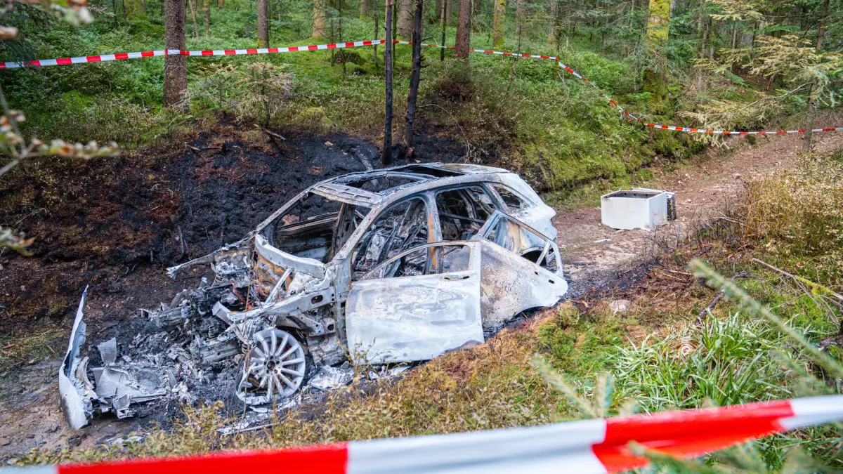 Der oder die Täter hinterließen nach dem Einbruch im Kreis Rastatt nur ein ausgebranntes Autowrack und einen aufgebrochenen Tresor.