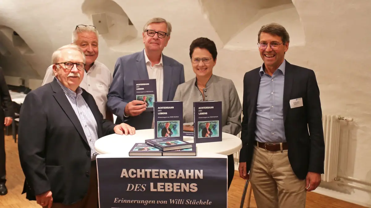 Autor und CDU-Politiker Willi Stächele (Mitte) stellte in Ettenheim sein erstes Buch vor. Helmut Rau (von links), Horst Geiser, Marion Gentges und Bürgermeister Bruno Metz waren dabei.